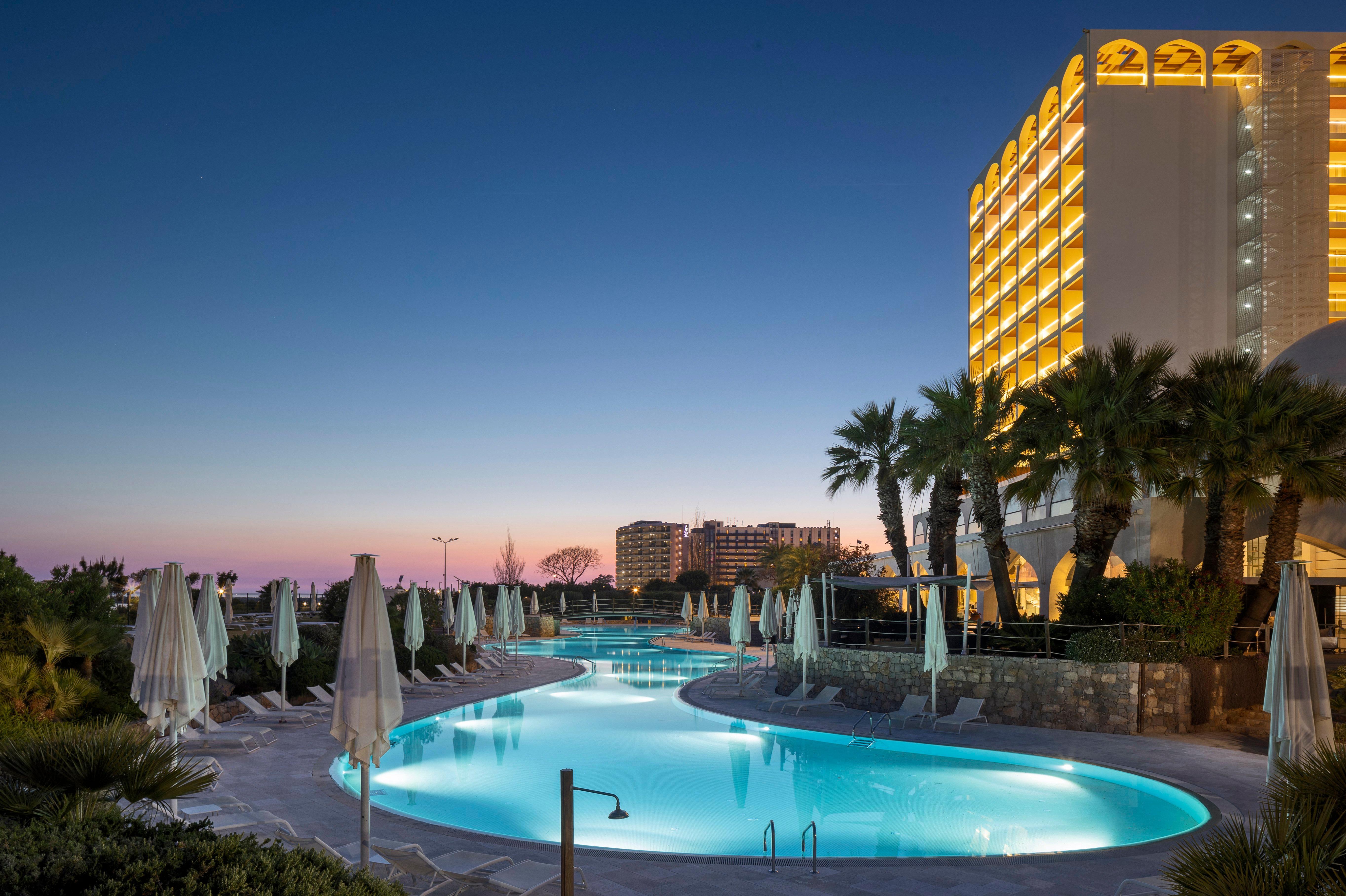 Crowne Plaza Vilamoura - Algarve By Ihg Eksteriør billede The hotel at night