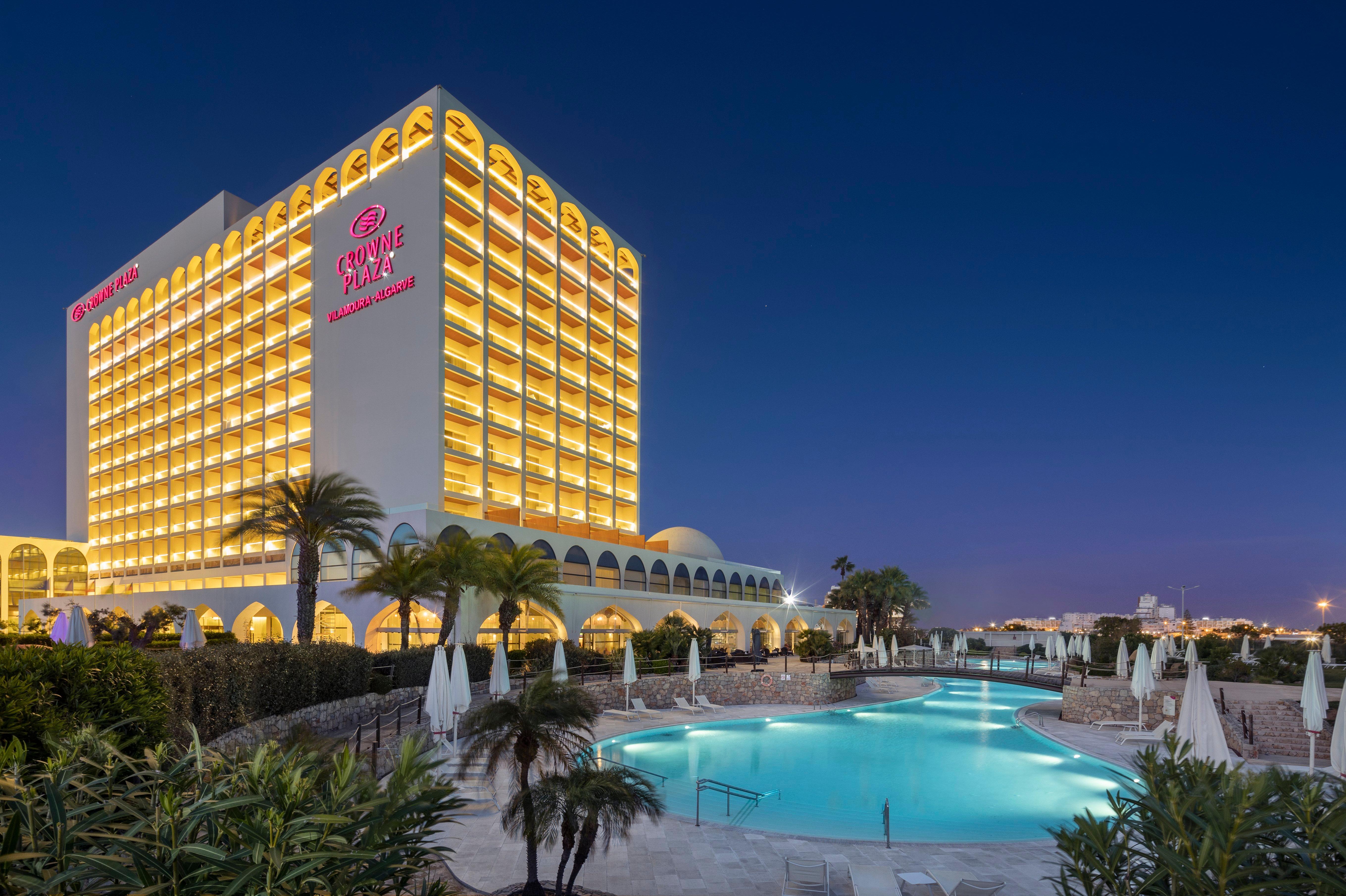 Crowne Plaza Vilamoura - Algarve By Ihg Eksteriør billede The hotel at night