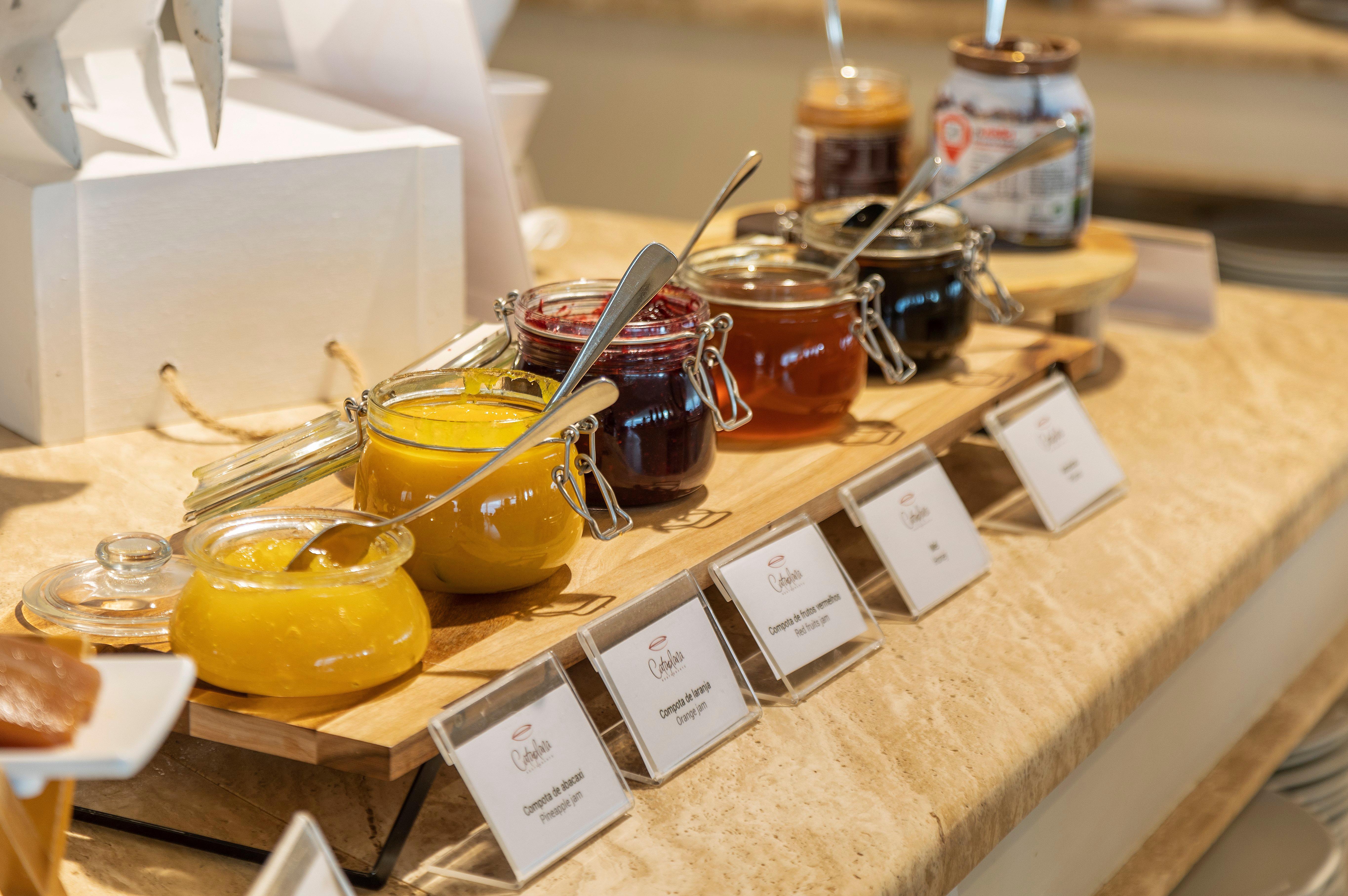 Crowne Plaza Vilamoura - Algarve By Ihg Eksteriør billede Jams and honey at a buffet