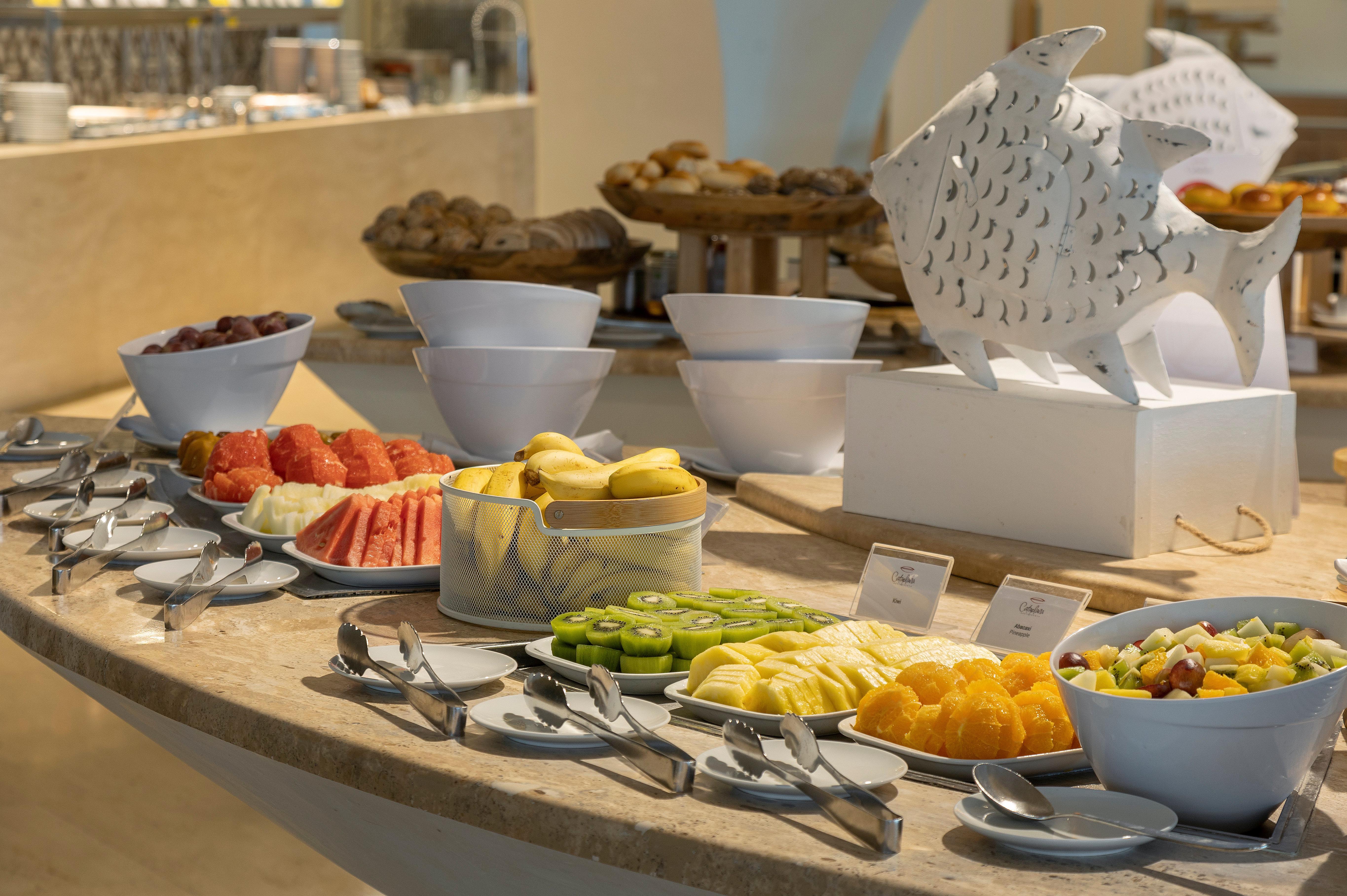 Crowne Plaza Vilamoura - Algarve By Ihg Eksteriør billede A fruit salad buffet